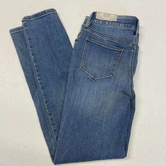 New Chico’s Secret Stretch Jeggings Faded Medium Wash High Rise Size 4 R - Picture 1 of 10